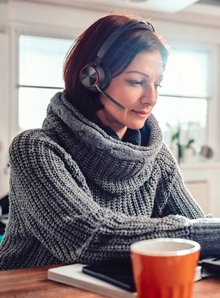 Poly Voyager Focus 2 USB-C Teams + adaptateur USB-C/A + base