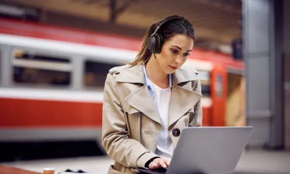 Casque sans fil à réduction active du bruit utilisé dans un environnement de travail