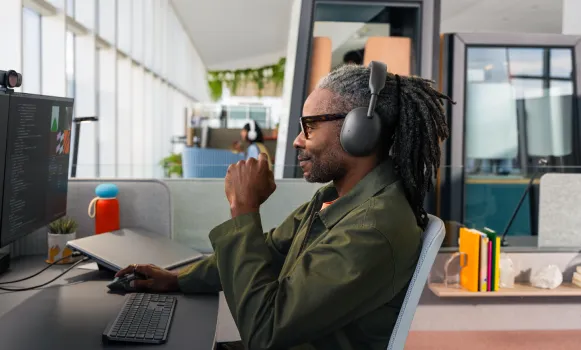 Casque micro Bluetooth professionnel utilisé avec un ordinateur