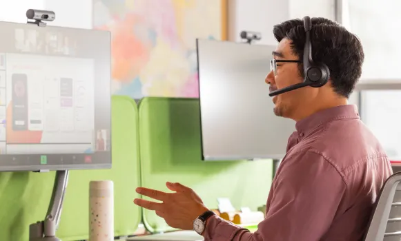 Casque pour ordinateur avec microphone utilisé lors d'une visioconférence