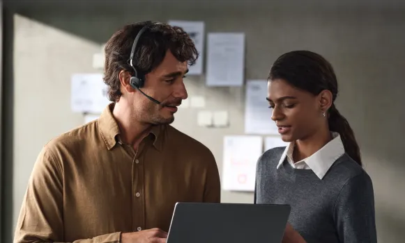 Casque Bluetooth Shokz OpenComm avec microphone et conception à oreilles libres