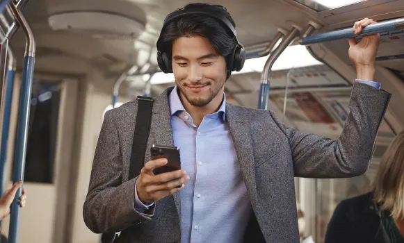 Casque sans fil avec microphone utilisé pour les appels sur téléphone portable