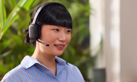 Casque avec microphone utilisé pour une réunion Microsoft Teams sur ordinateur
